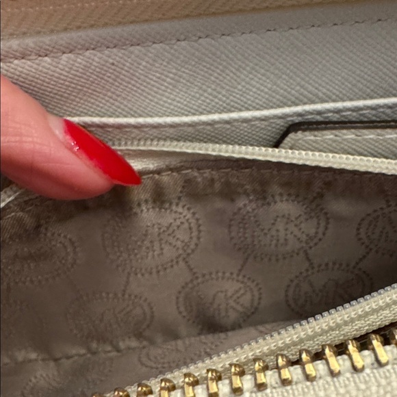 Amazing condition! Michael Kors Logo Wallet/Wristlet - Picture 8 of 13